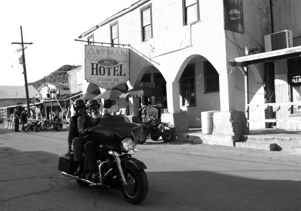 Bikers en Oatman. Viajes guiados en moto