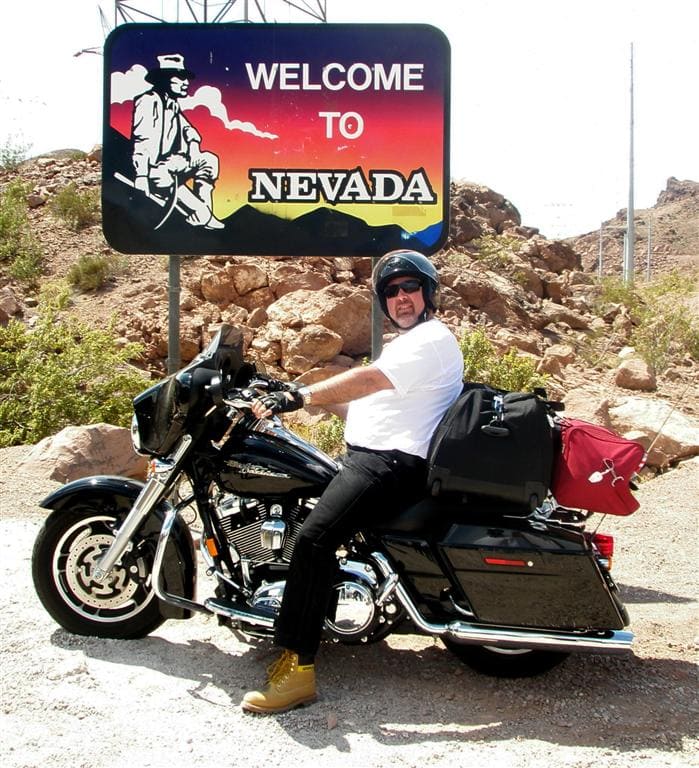 Cartel welcome to Nevada. Viajes guiados en moto