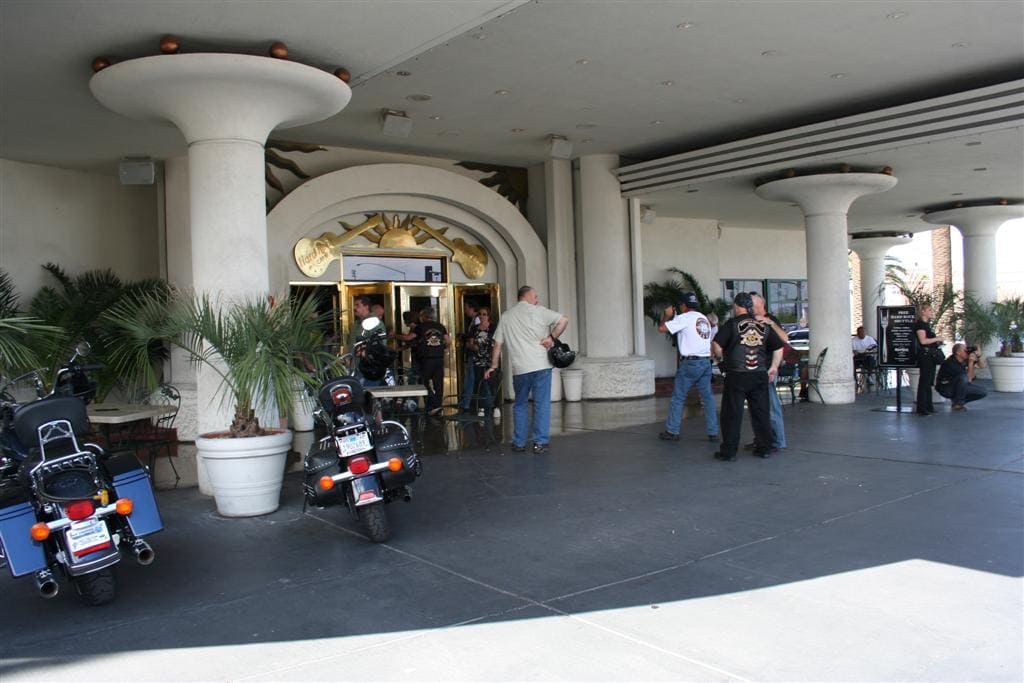 Hard Rock Cafe Las Vegas, ruta en moto por USA. Viajes guiados en moto