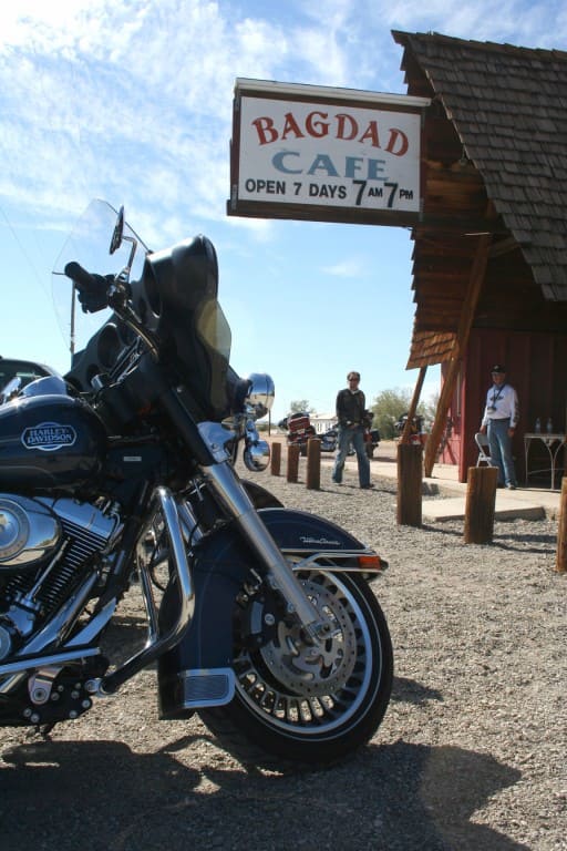 Harley Davidson en Bagdag Cafe, CA. Viajes guiados en moto