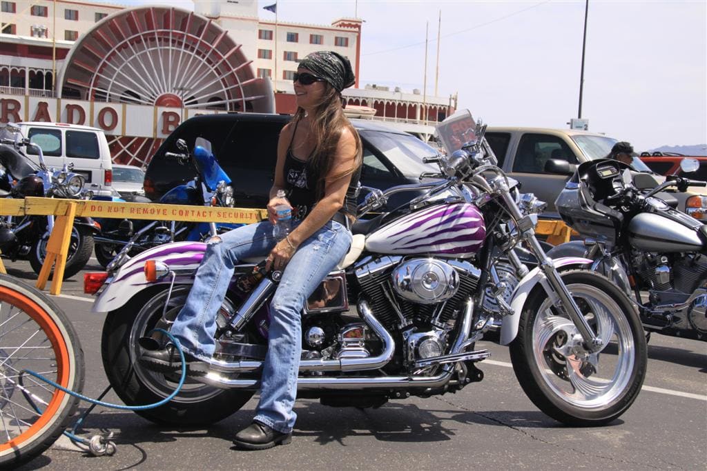 Mujeres en moto en Laughlin River Run. Viajes guiados en moto