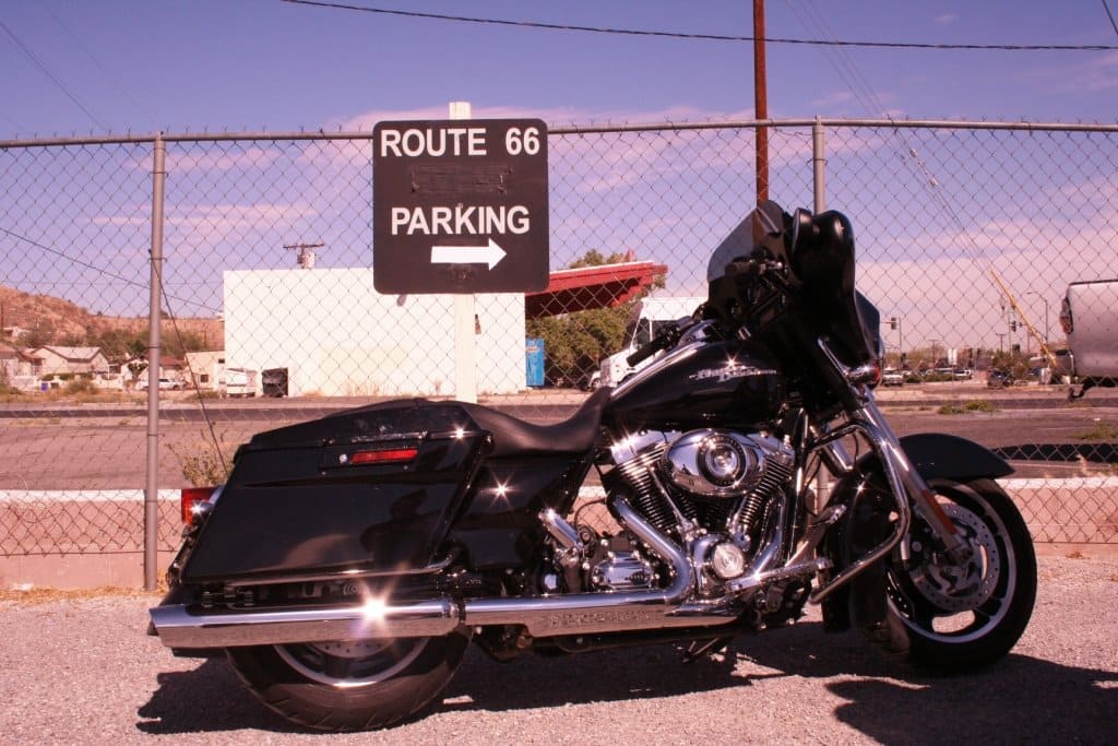 Route 66 Museum parking. Viajes guiados en moto