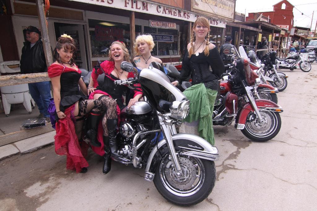 Show con chicas del oeste en Oatman. Rutas en moto por USA