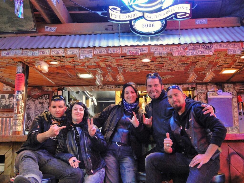 Angel´s Roadhouse clubhouse. Rutas en moto por USA