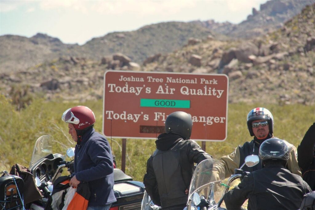 Entrada Joshua Tree. Rutas en moto por USA