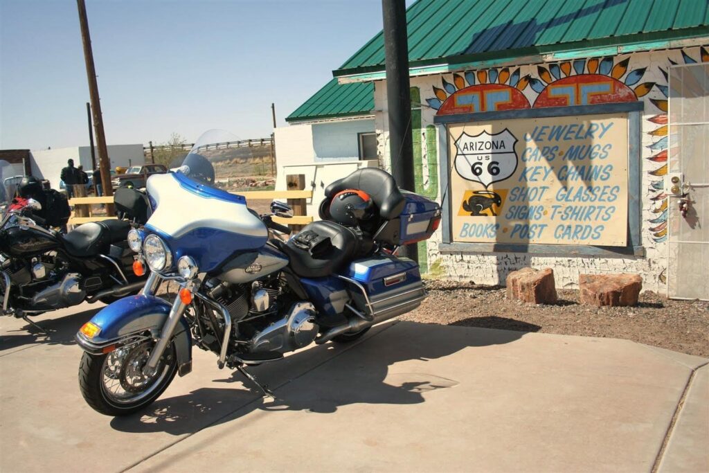 Harley en Jack Rabbit Trading Post. Rutas en moto por USA