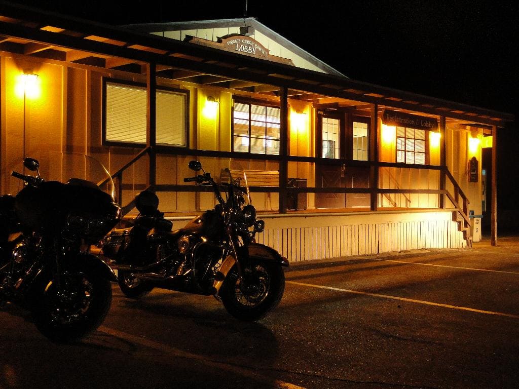 Hotel Death Valley. Rutas en moto por USA