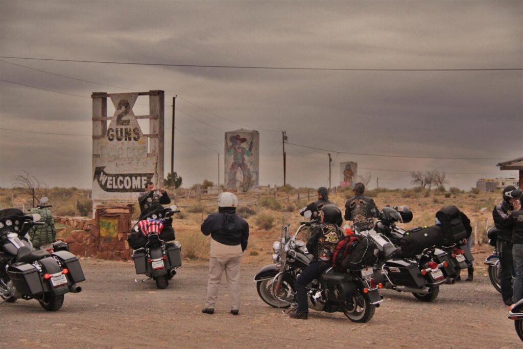 Parada en la ruta 66 2 Guns. Rutas en moto por USA