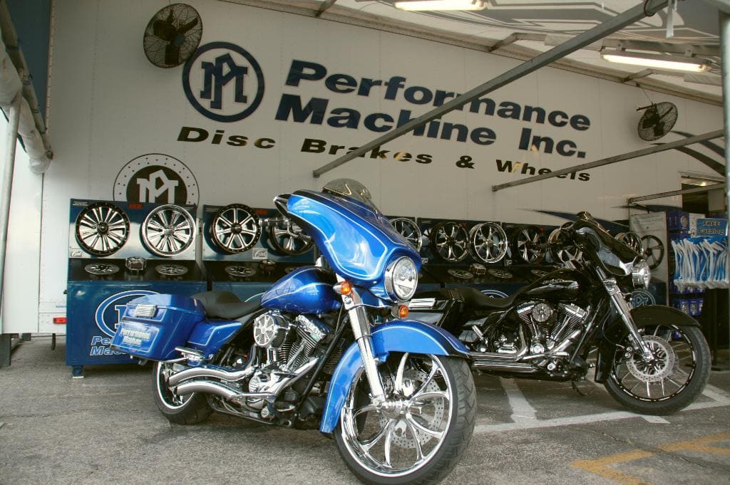 Performance Machine, viaje en moto
