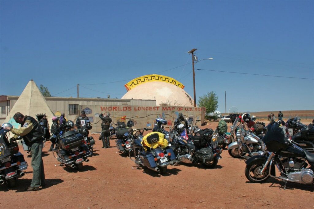 Viaje en moto, parada tienda india. Rutas en moto por USA