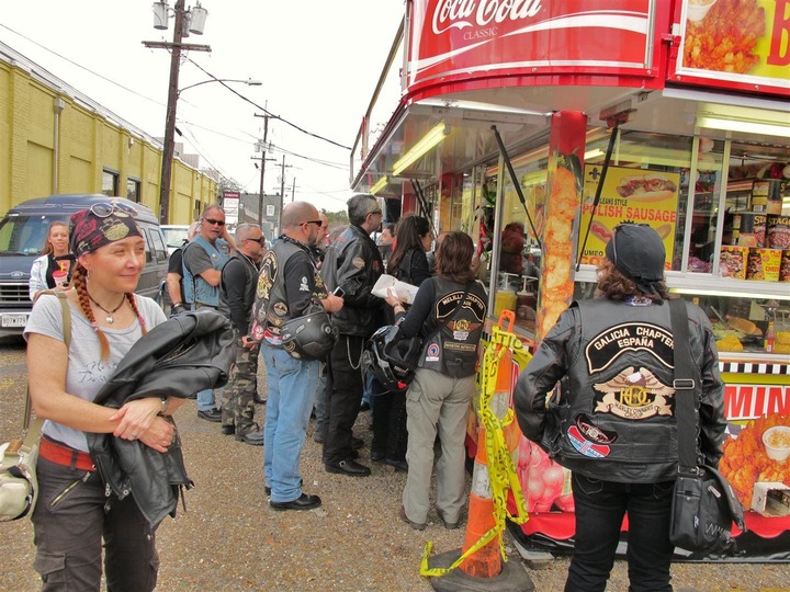 Comida callejera en New Orleans. Viaje en moto por Estados Unidos