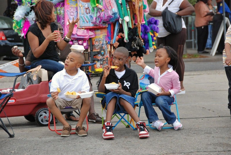 Niños en desfile Mardi Gras. Viaje en moto por Estados Unidos