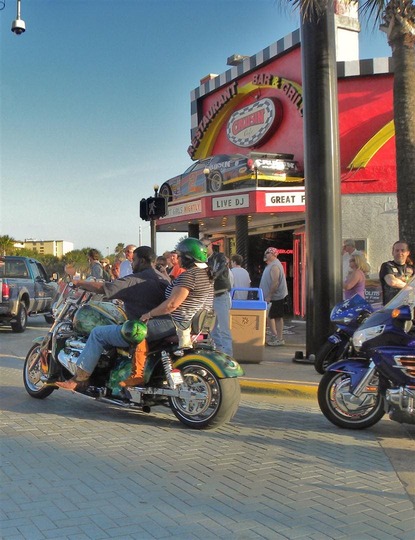 Cruising, main street Daytona. Viaje en moto por Estados Unidos