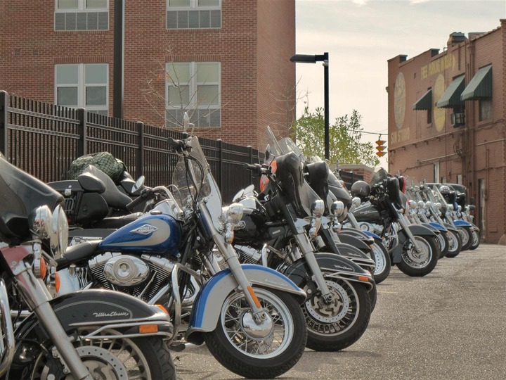 Parking Sun Studio Memphis. Viaje en moto por Estados Unidos