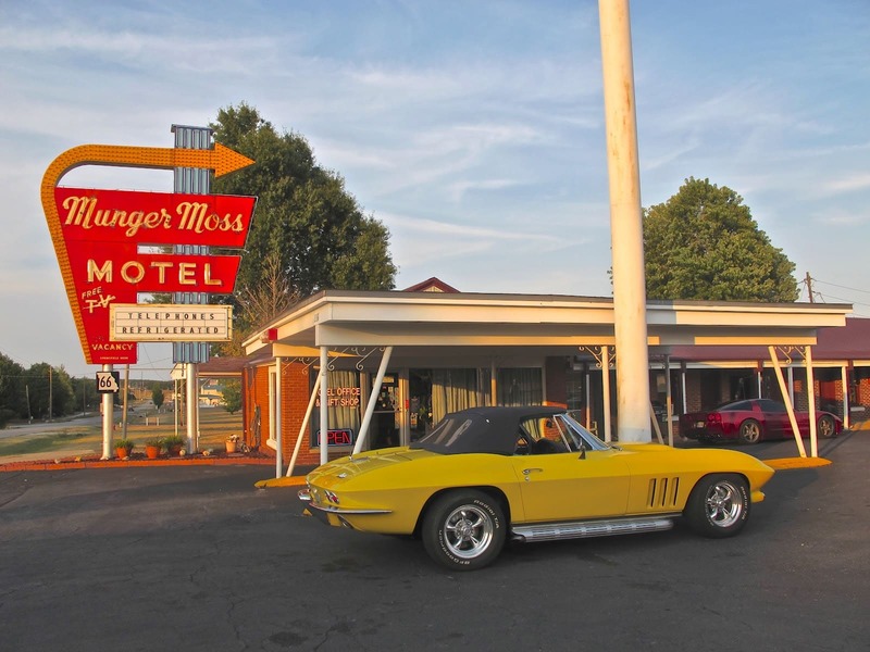 Coches clásicos americanos en la ruta 66. Tours en moto por USA