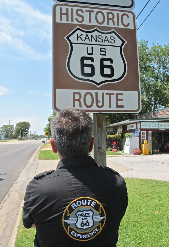 Señal ruta 66 Kansas en la Route 66 Experience. Tours en moto por USA