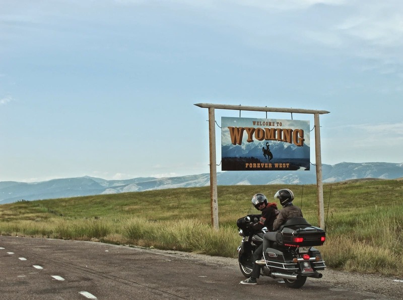 Especialistas en viajes en grupo por USA. Viajes en moto por USA. Cartel Wyoming