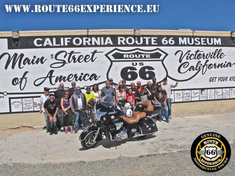 Route 66 Experience, foto grupo museo Victorville, CA. Viaje ruta 66 en grupo