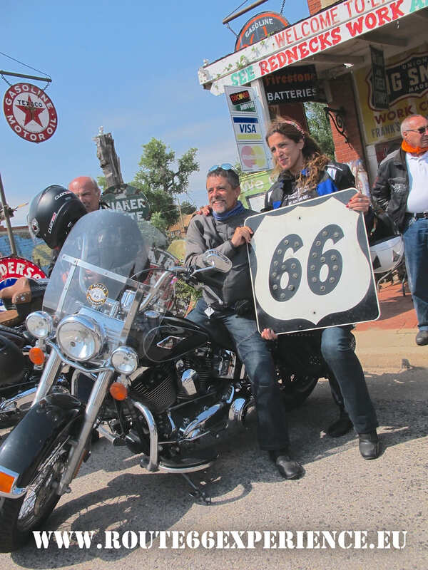 Route 66 Experience, Snadhills Curiosity Shop, posando. Viaje ruta 66 en grupo