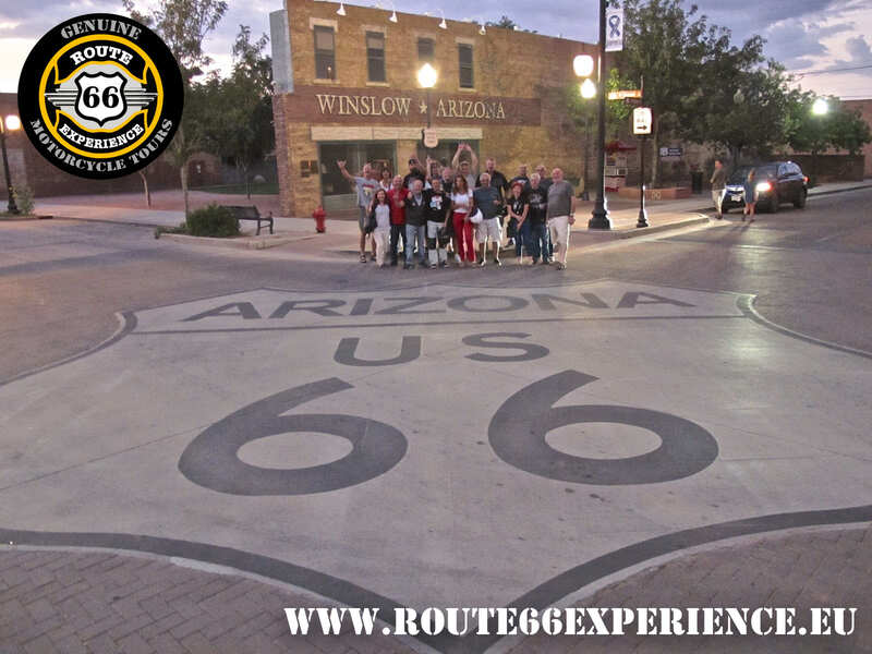 Route 66 Experience, Standing on the Corner. Viaje ruta 66 en grupo