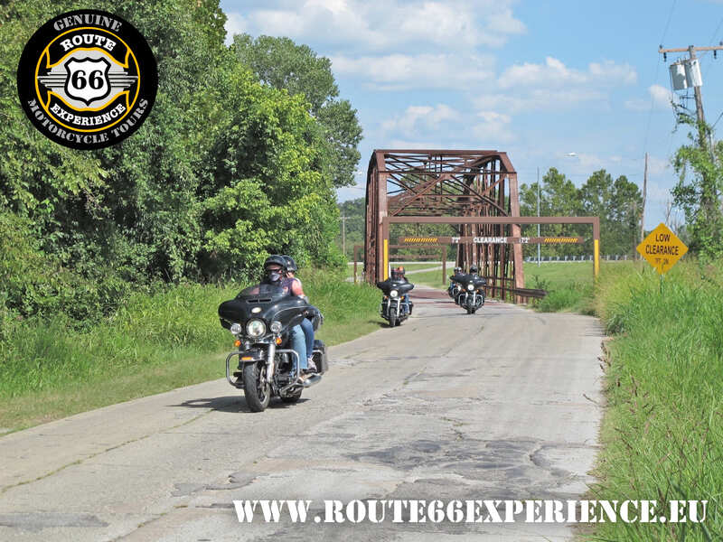 Route 66 Experience, cruzando puente hierro. Viajes en moto por USA
