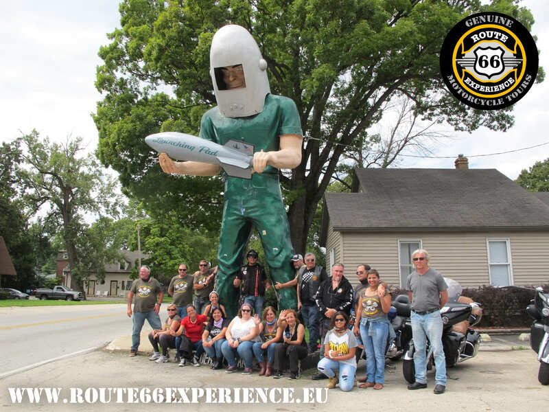 Route 66 Experience, foto de grupo en Gemini Giant, Viajes en moto por USA