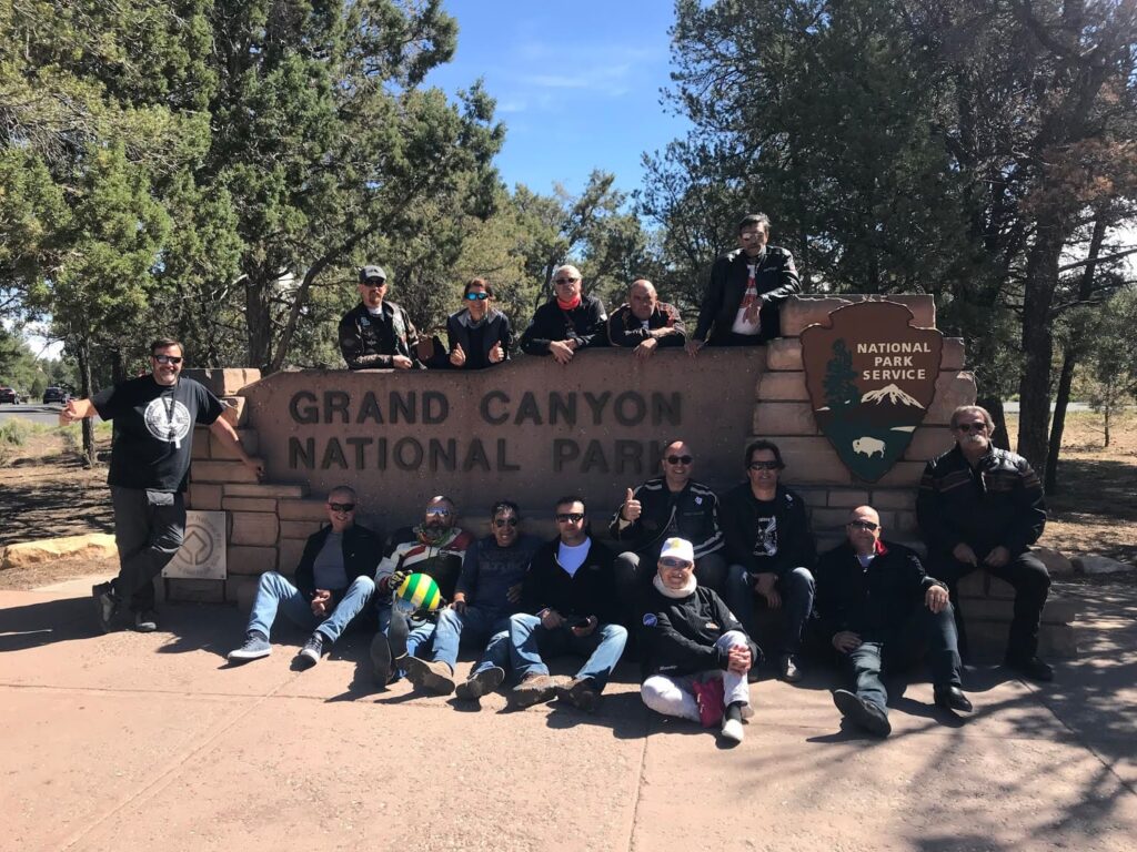 Grand Canyon National Park, foto de grupo en la Route 66 Experience. Viaje en moto por USA