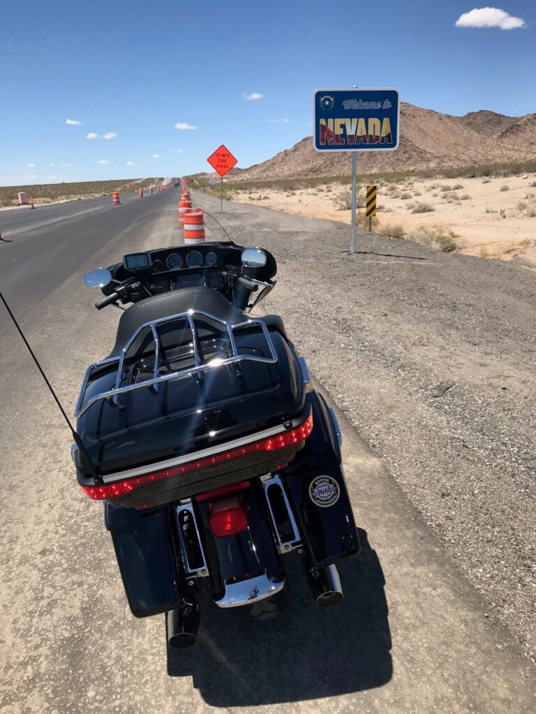 Señal bienvenidos a Nevada, ruta 66 en Harley, viaje en moto por USA