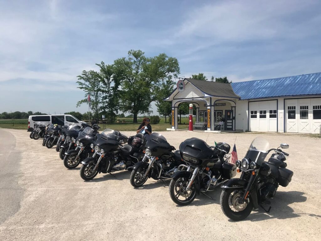 Gasolineras vintage en la ruta 66. Viaje en moto por USA