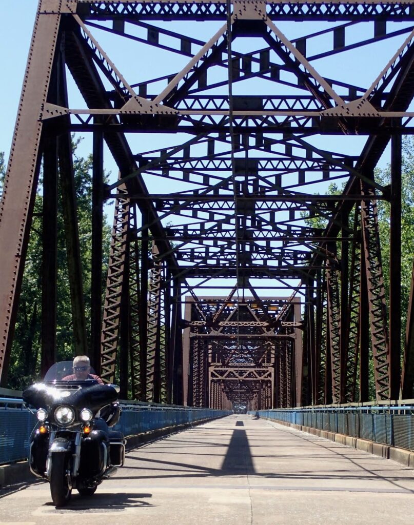 Old Chains of Rock Bridge y Gon Castro, Viaje en moto por USA