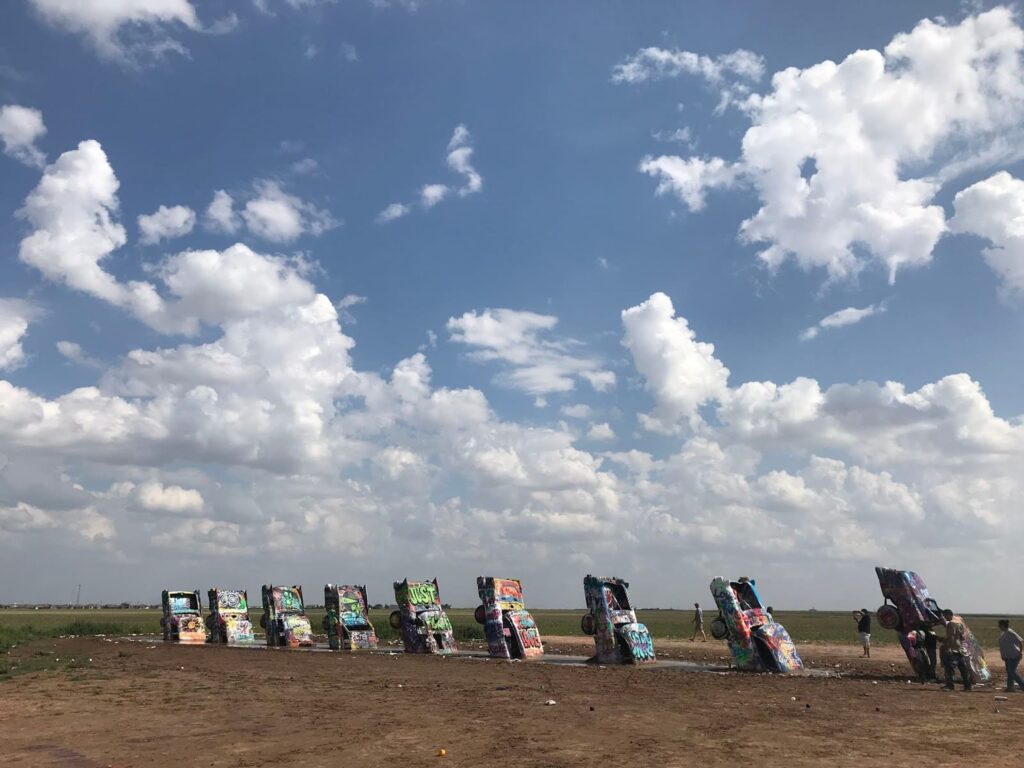 Cadillac Ranch en la ruta 66 en moto