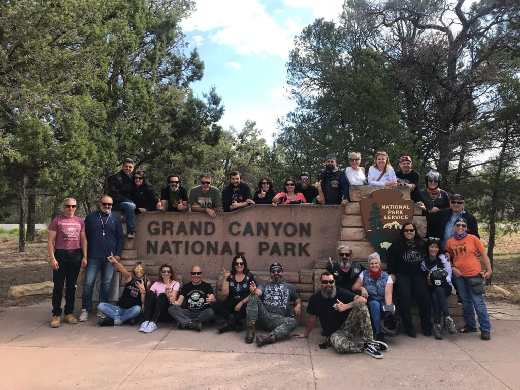 Foto grupo cartel Gran Cañón, Ruta 66 en moto