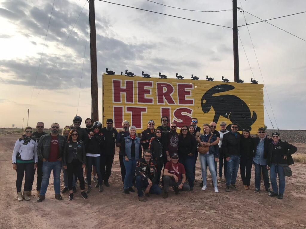 Foto grupo Route 66 Experience, Jack Rabbit Trading Post. Ruta 66 en moto.