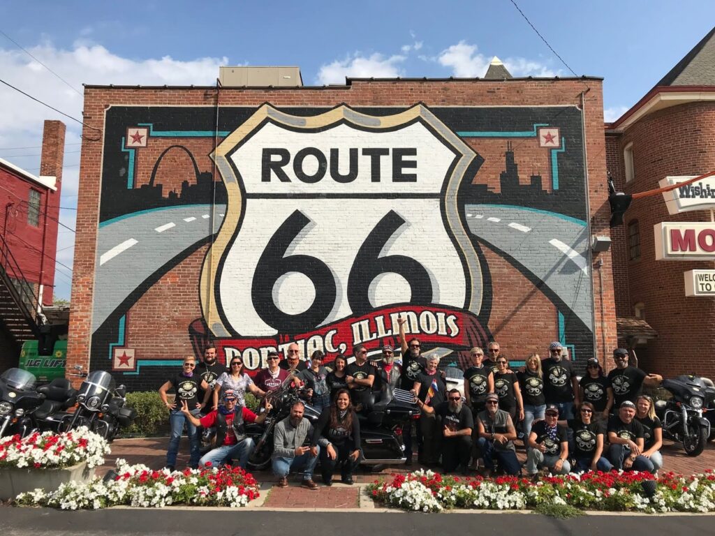 Pontiac Hall of Fame mural ruta 66 gigante, Ruta 66 en moto