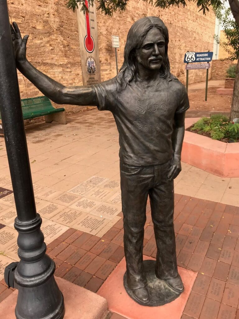 Standing on the corner in Winslow AZ, Ruta 66 en moto