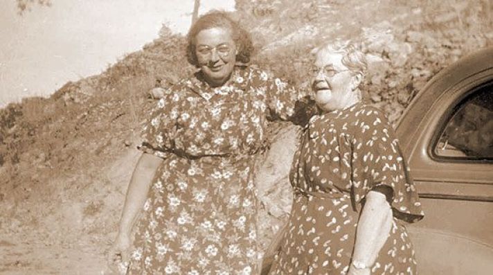 Effie y Avis en su granja cerca de Medford, Oregon, alrededor de 1950.