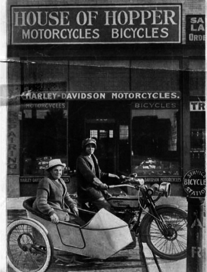 Effie Hotchkiss y su madre viajando en moto