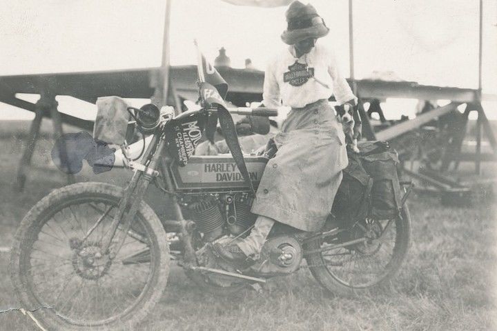 Effie Hotchkiss y su Harley-Davidson modelo 11