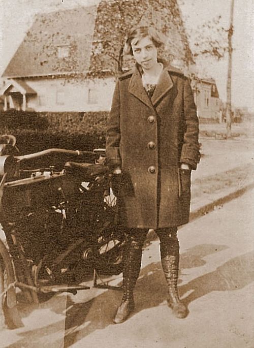 1914, Effie posa junto a su motocicleta