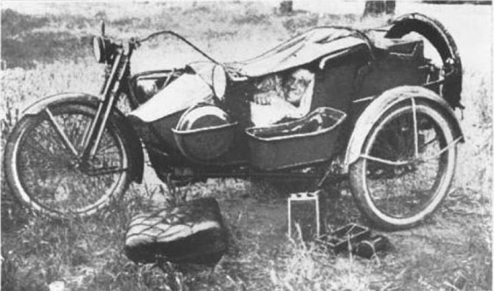 Alfred Leroy durante uno de sus viajes en moto
