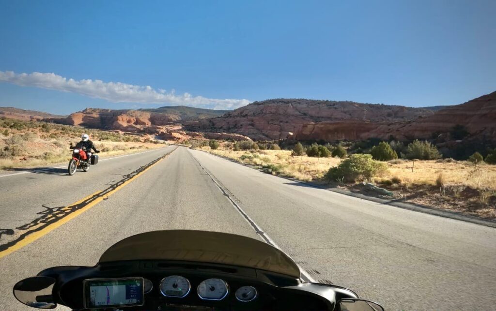 Saludo de viajero en moto, una buena costumbre