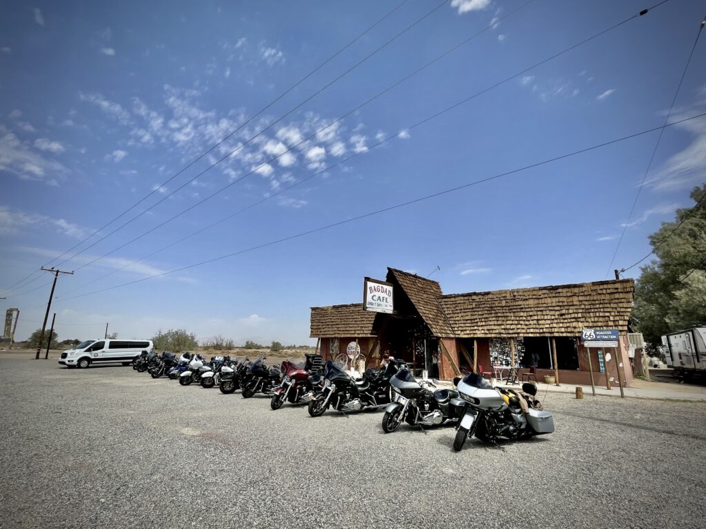 Parada en el Bagdag Cafe, California