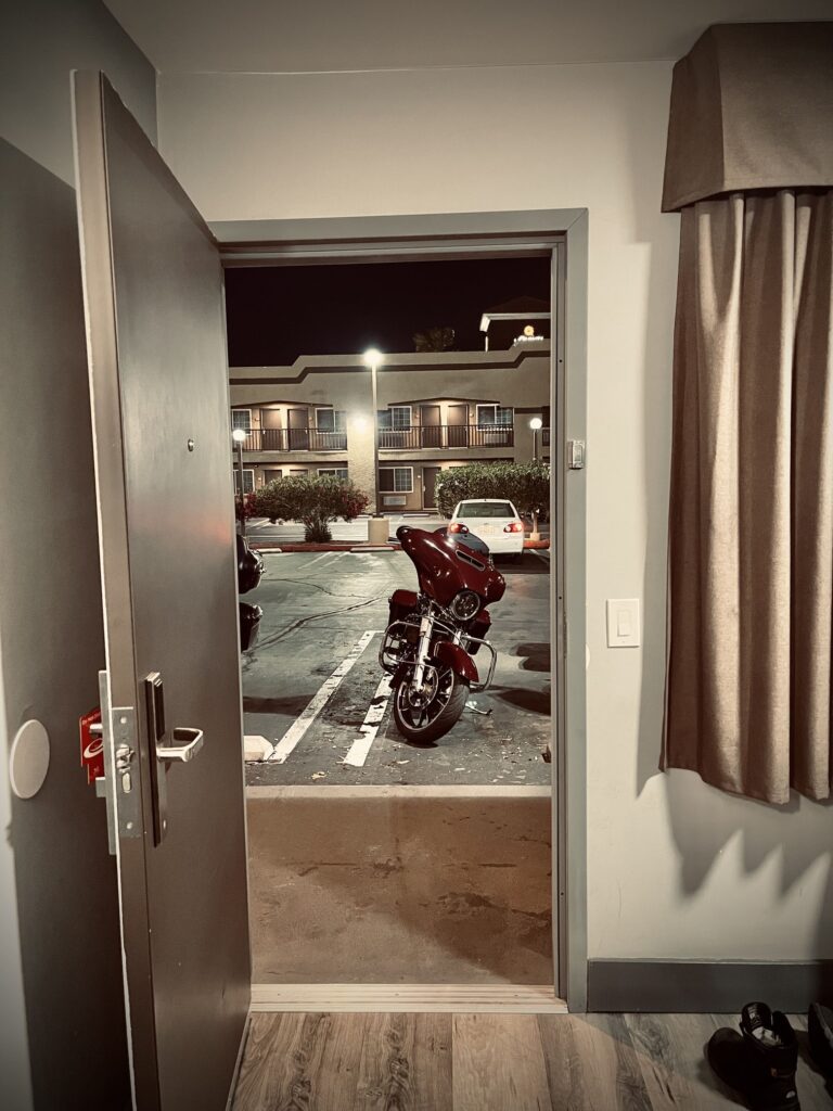 Aparcar la moto en la puerta del motel en USA