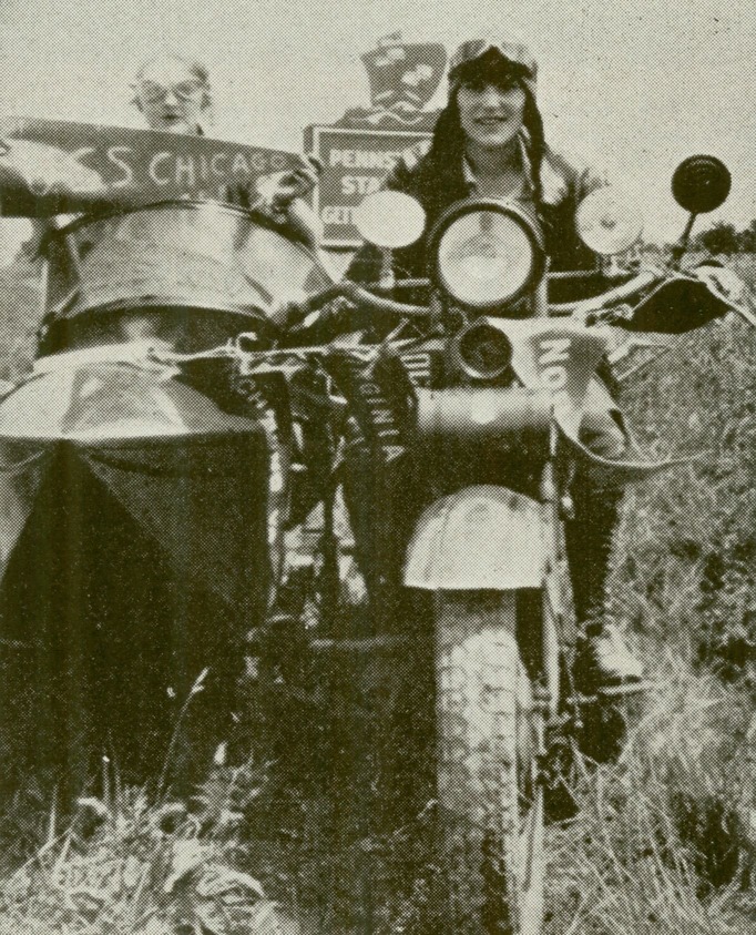 Viajeras pioneras en moto, Carol y Winnie.