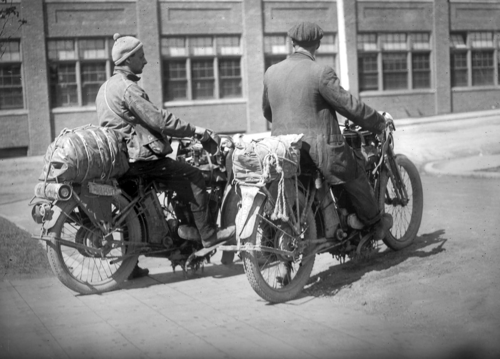 W.G. Havilin y George Schaefer viajando en moto por USA