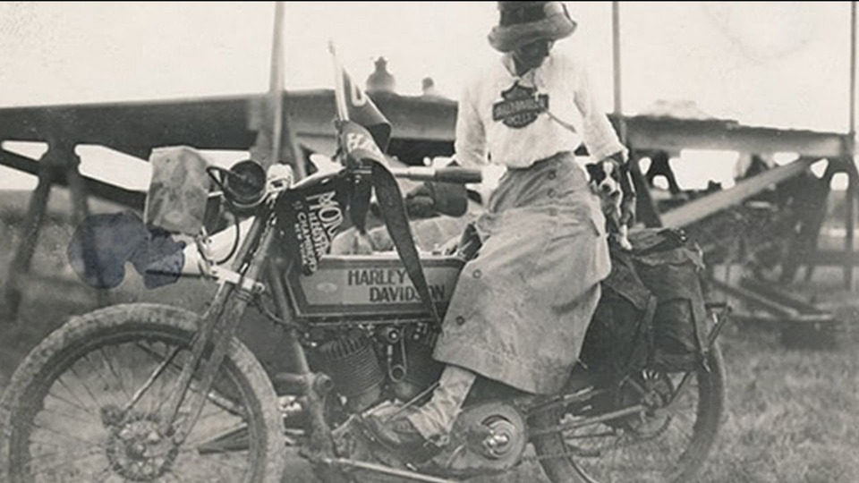 Della Crewe con su sidecar Harley Davidson