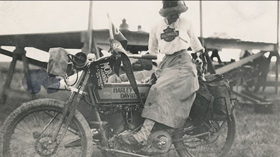 Della Crewe con su sidecar Harley Davidson Della Crewe con su sidecar Harley Davidson